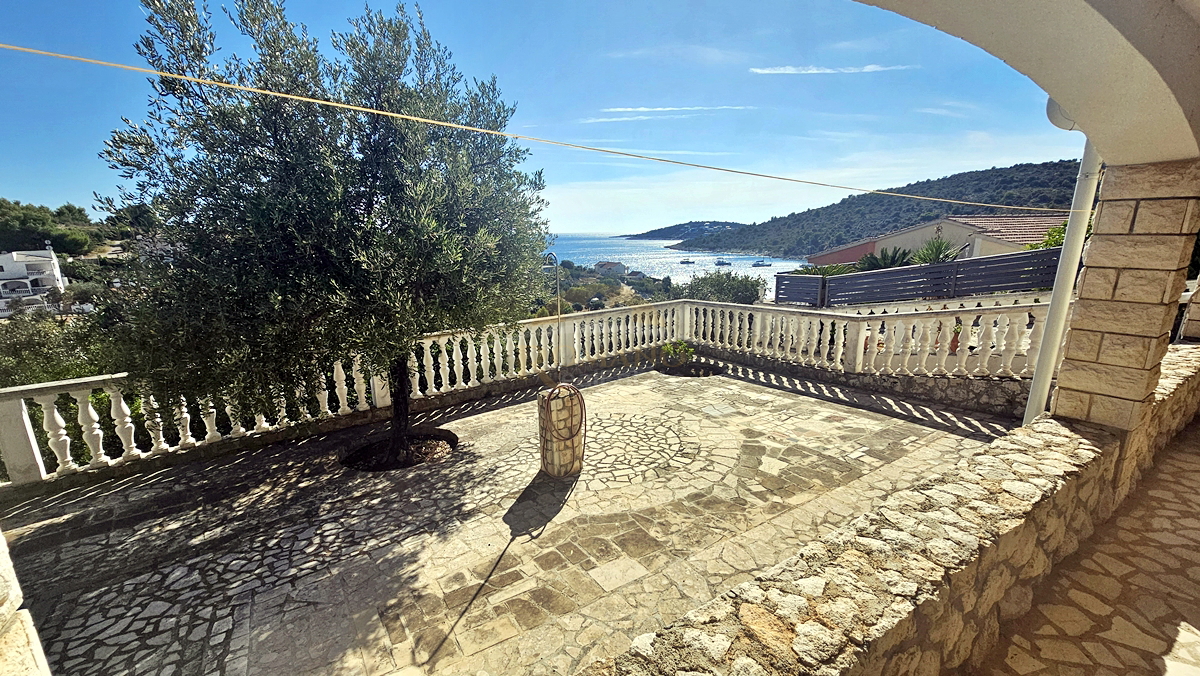 Bellissima casa dalmata a Sevid in ottima posizione con piscina e vista